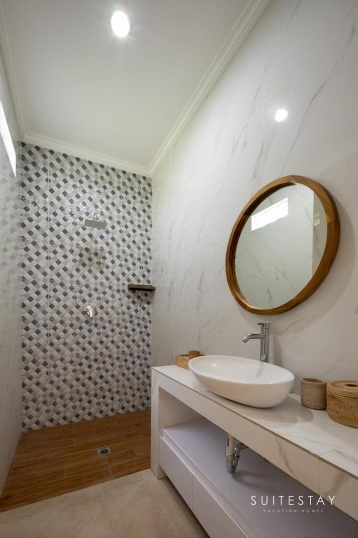 Stylish Koki Kamala Living Designed Villa *